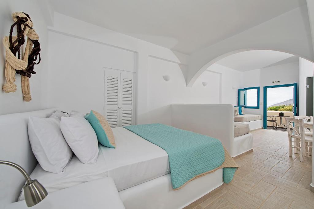 Best Cheap Hotels in Santorini: Alizea Villas & Suites