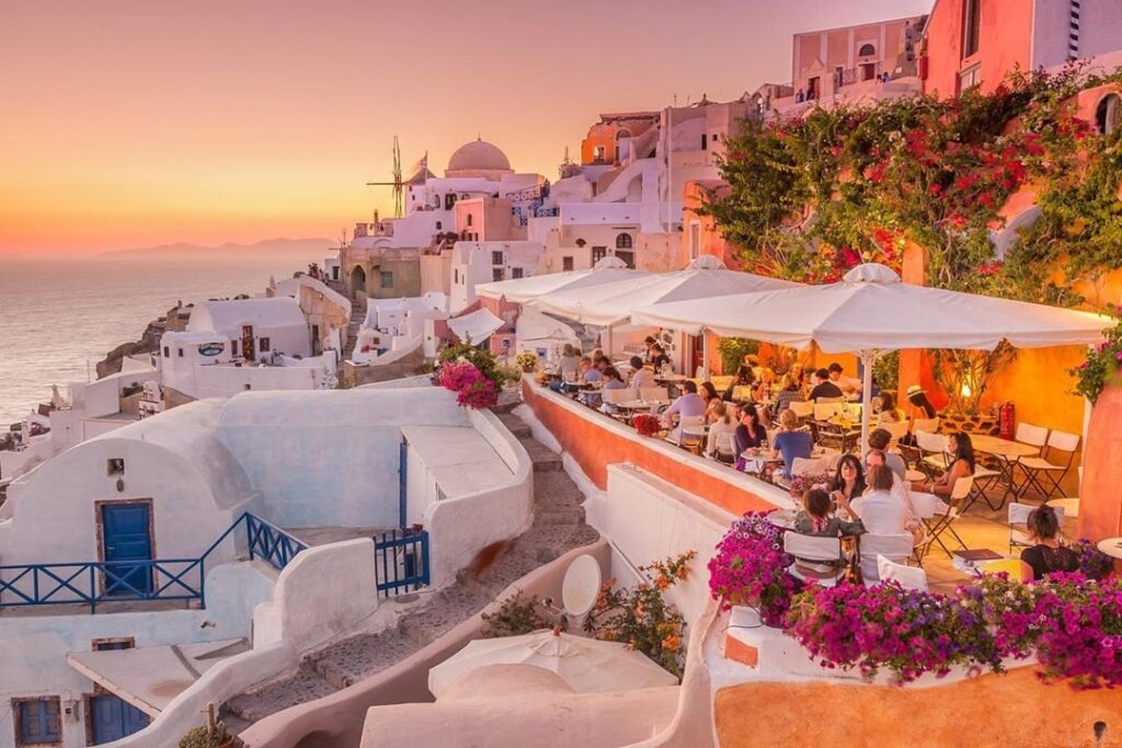 Best Cheap Hotels in Santorini: Oia sunset