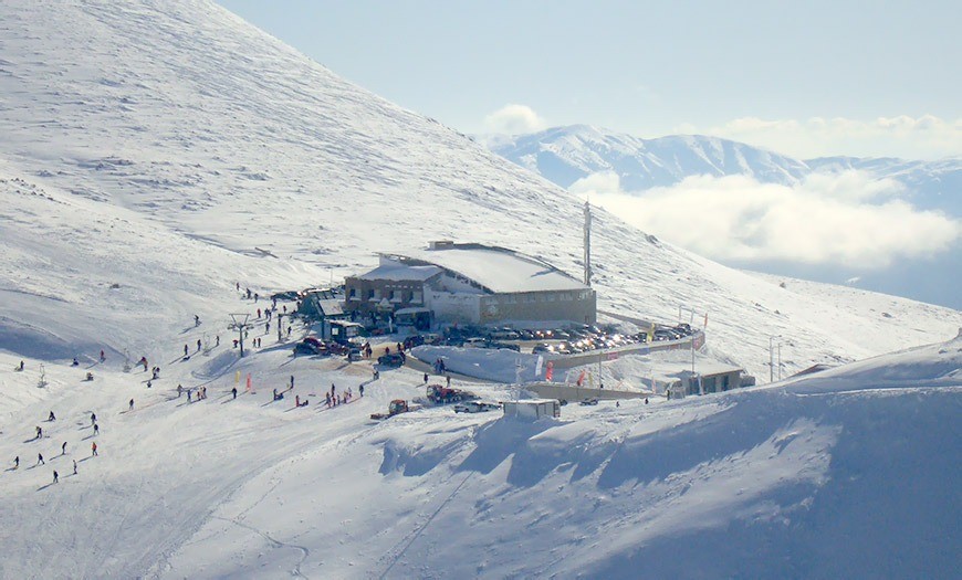 Velouch Ski Resort with many people skiing 