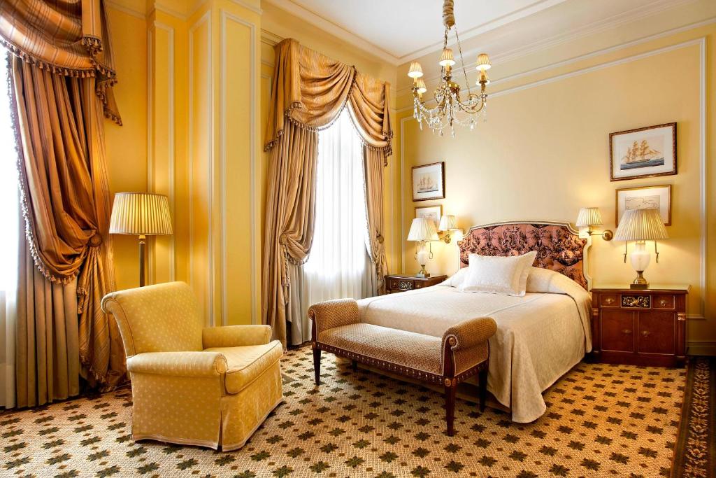 best hotels in plaka athens - room of Grande Bretagne