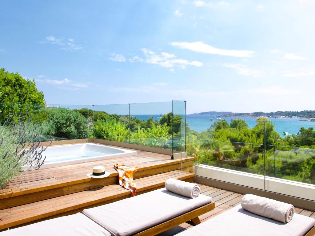 Somewhere Vouliagmeni is an exceptional 5-star hotel overlooking the beautiful Vouliagmeni Bay,