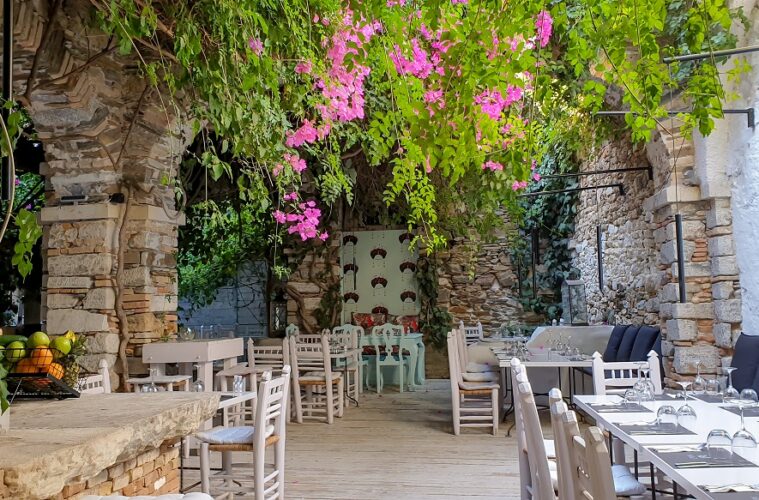 Best things to do in Syros Greece, Restaurant Mazi in Syros Island Greece.