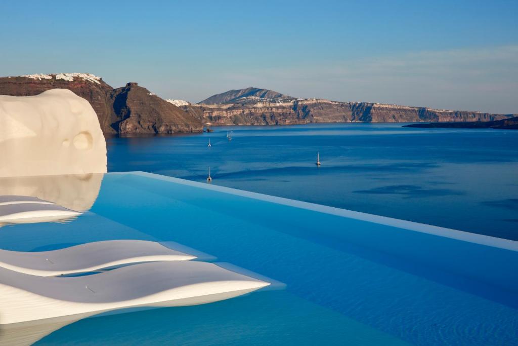 Greece 10-day itinerary: Canaves hotel infinity pool