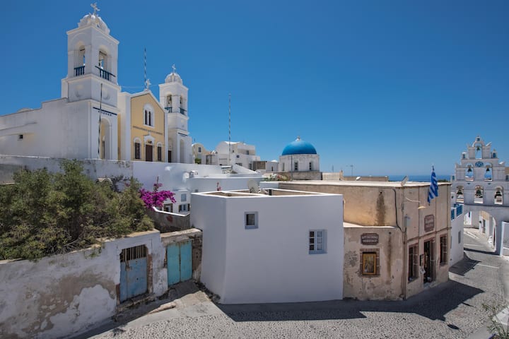 Greece 10-day itinerary: Megalochori village in Santorini