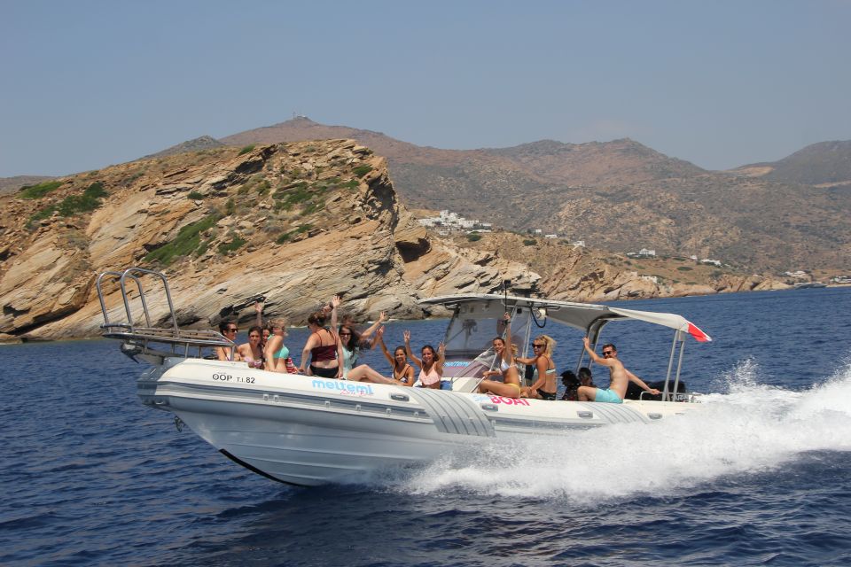 Speedboat with many people on it i a sunny day.