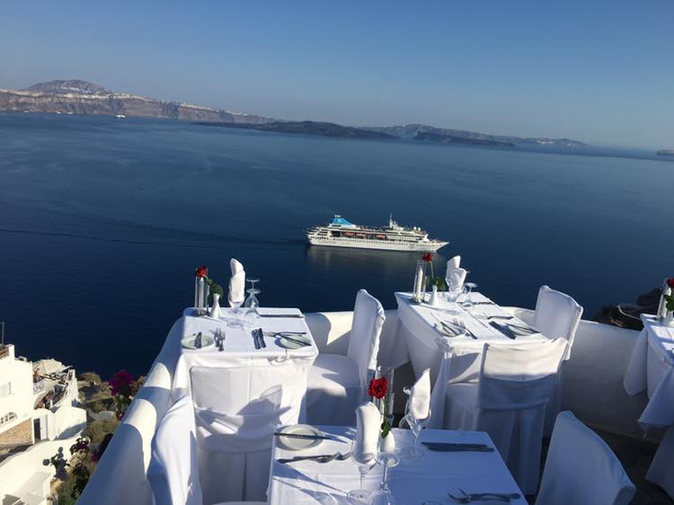 A view from a restaurant too the sea. Santorini best diners.
