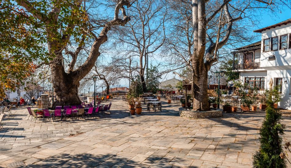 Portaria's main square with trees and tables. The Best Things to do in Portaria.