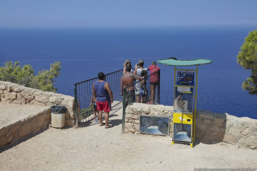 things to do on Zakynthos Island: The shipwreck at the Navagio Beach an people visiting