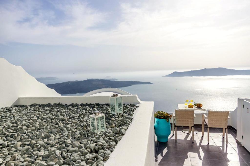 Cheap Hotels in Santorini: Remvi Suites in Firostefani Santorini