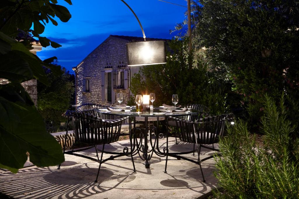 Torri E Merli Boutique Hotel garden diner in Greece. 