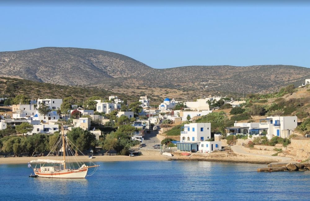 The sandy beach of Agios Goergios port in Iraklia 